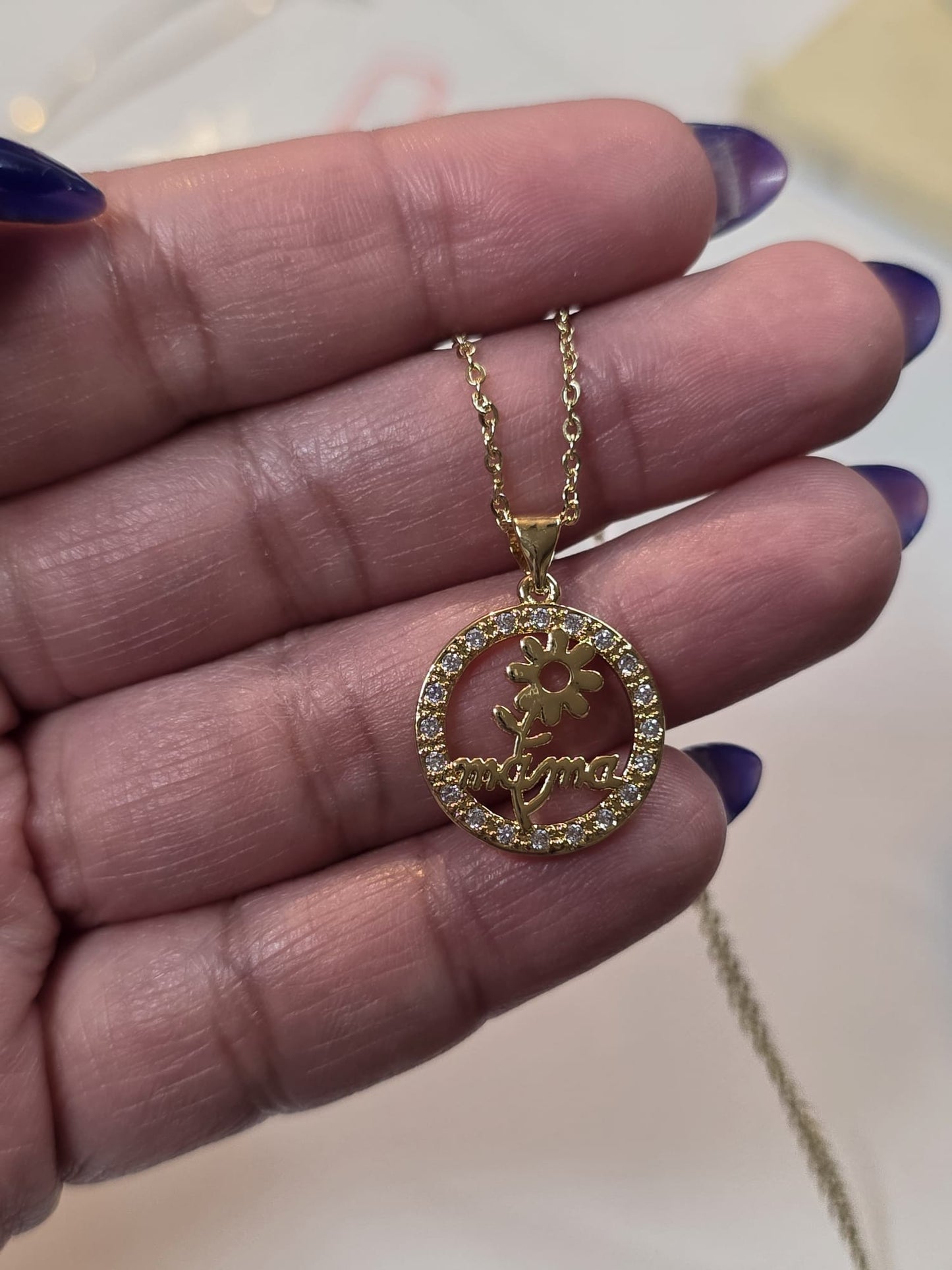🌸 "Mamá" Flower Circle Necklace