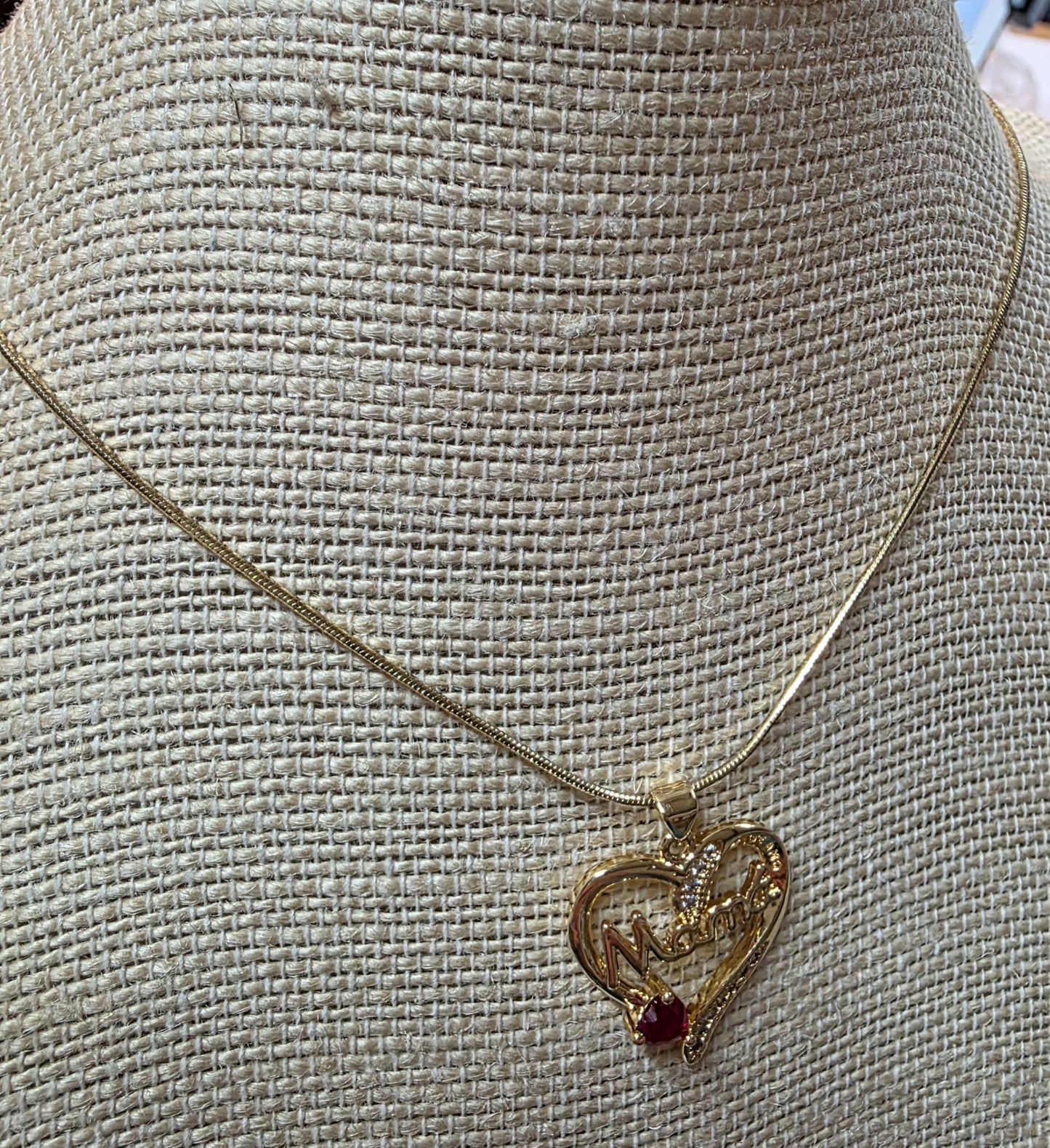 💝 "Mamá" Heart Necklace 