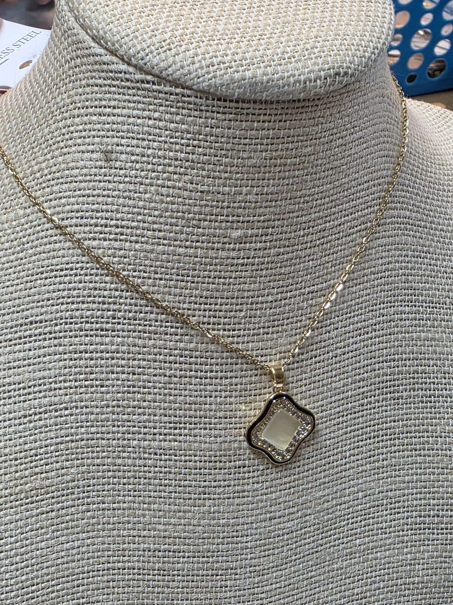 π Elegant Clover Pendant Necklace