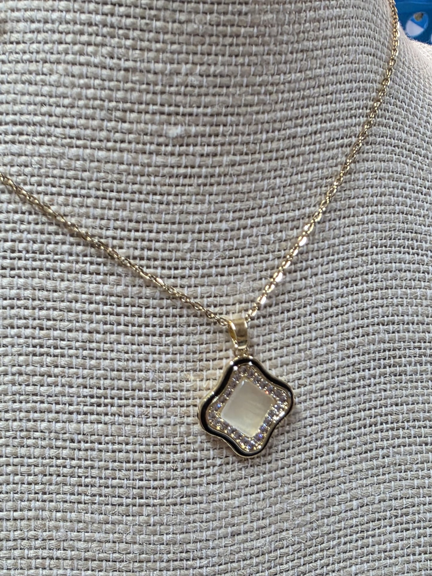 π Elegant Clover Pendant Necklace