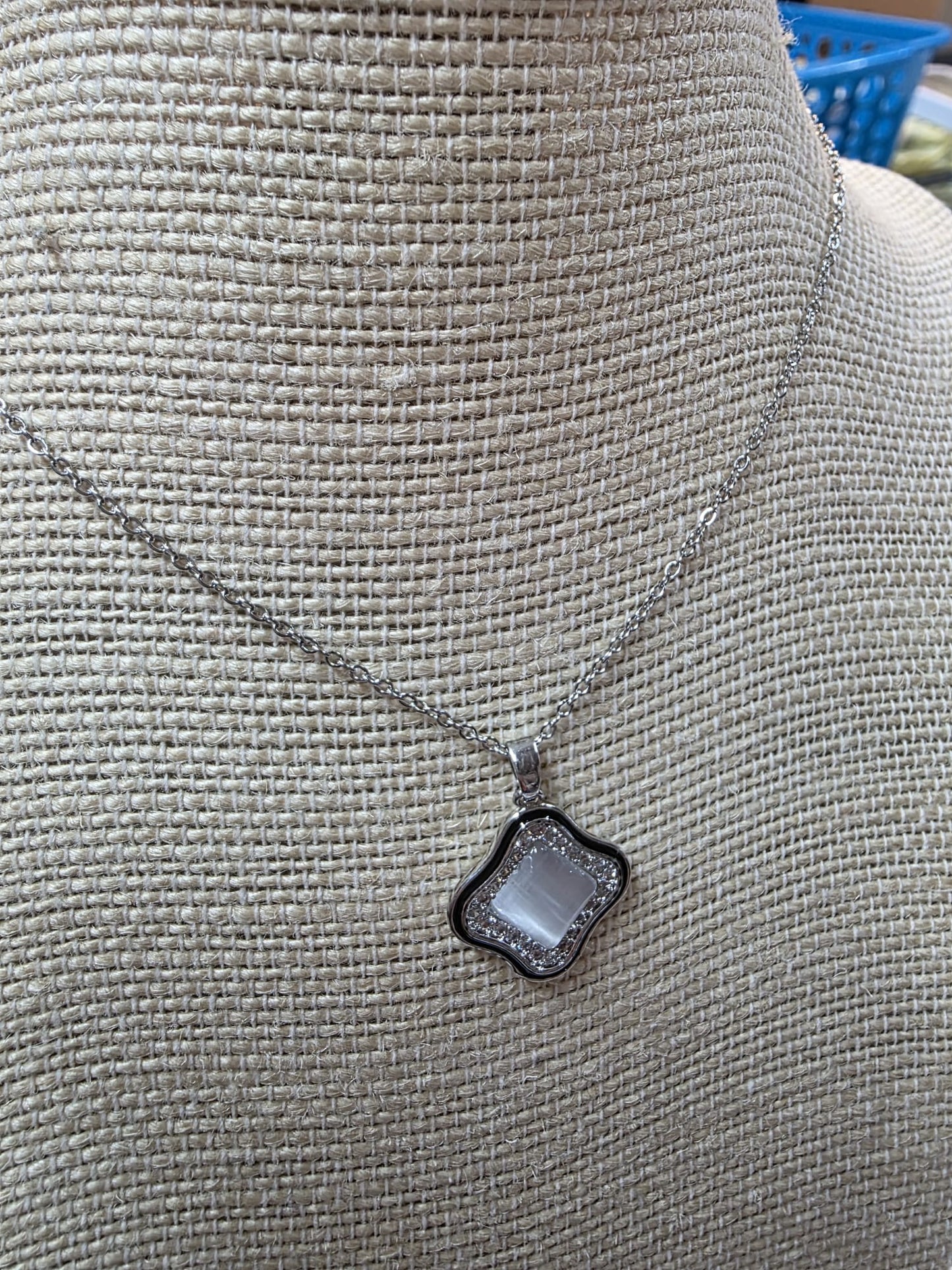 π Elegant Clover Pendant Necklace