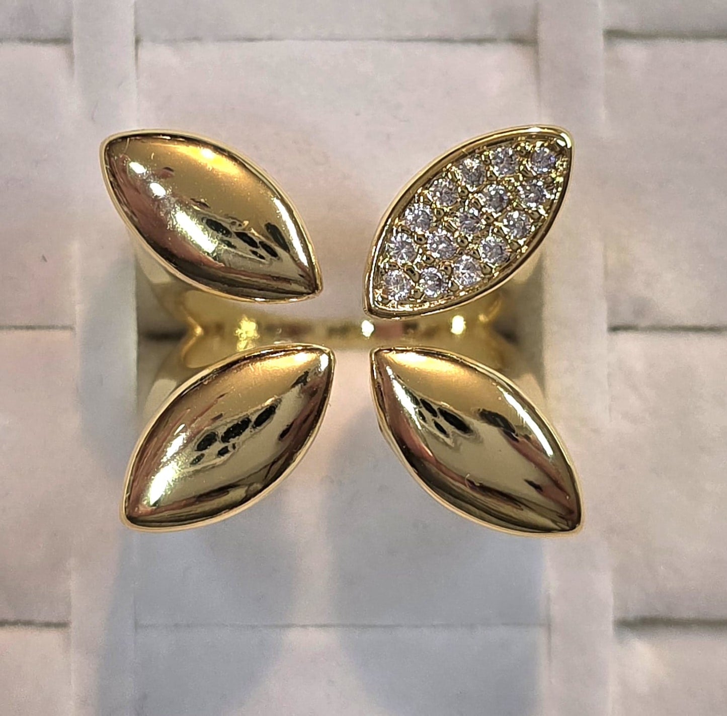 💍 Anillo Dorado Hoja Brillante – Adjustable