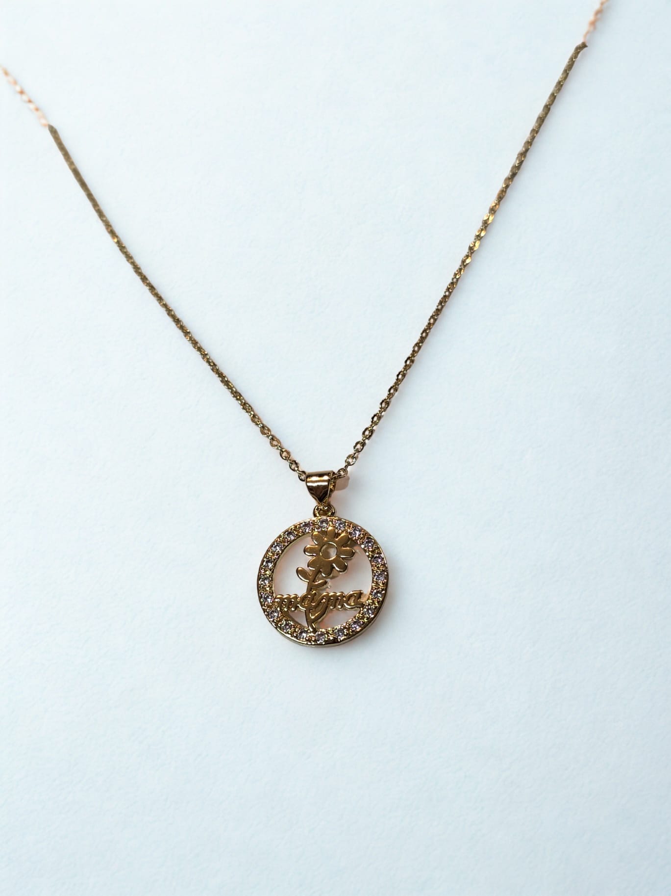 🌸 "Mamá" Flower Circle Necklace