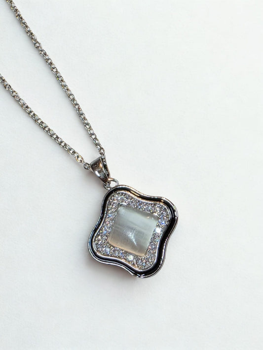 🌟 Elegant Clover Pendant Necklace
