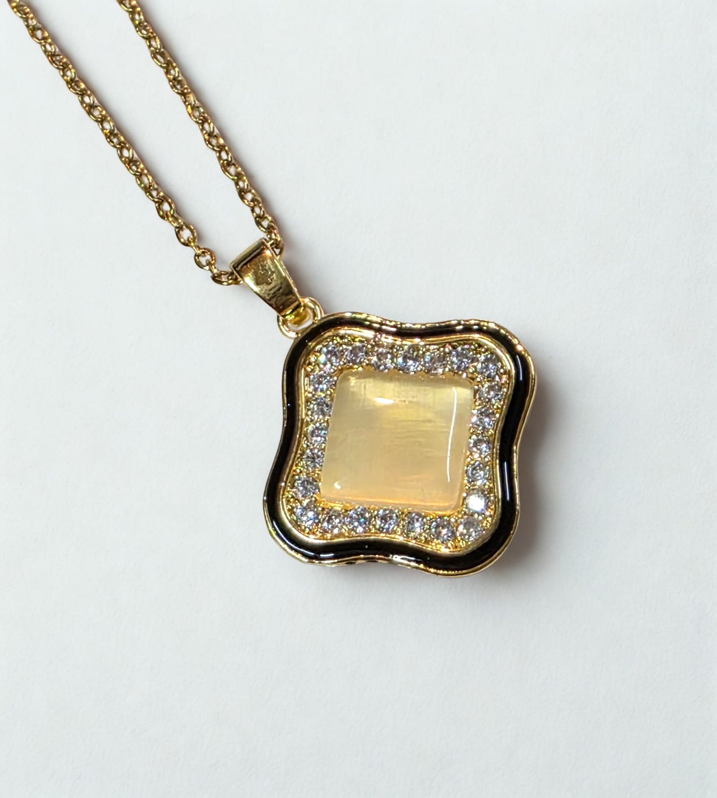 🌟 Elegant Clover Pendant Necklace