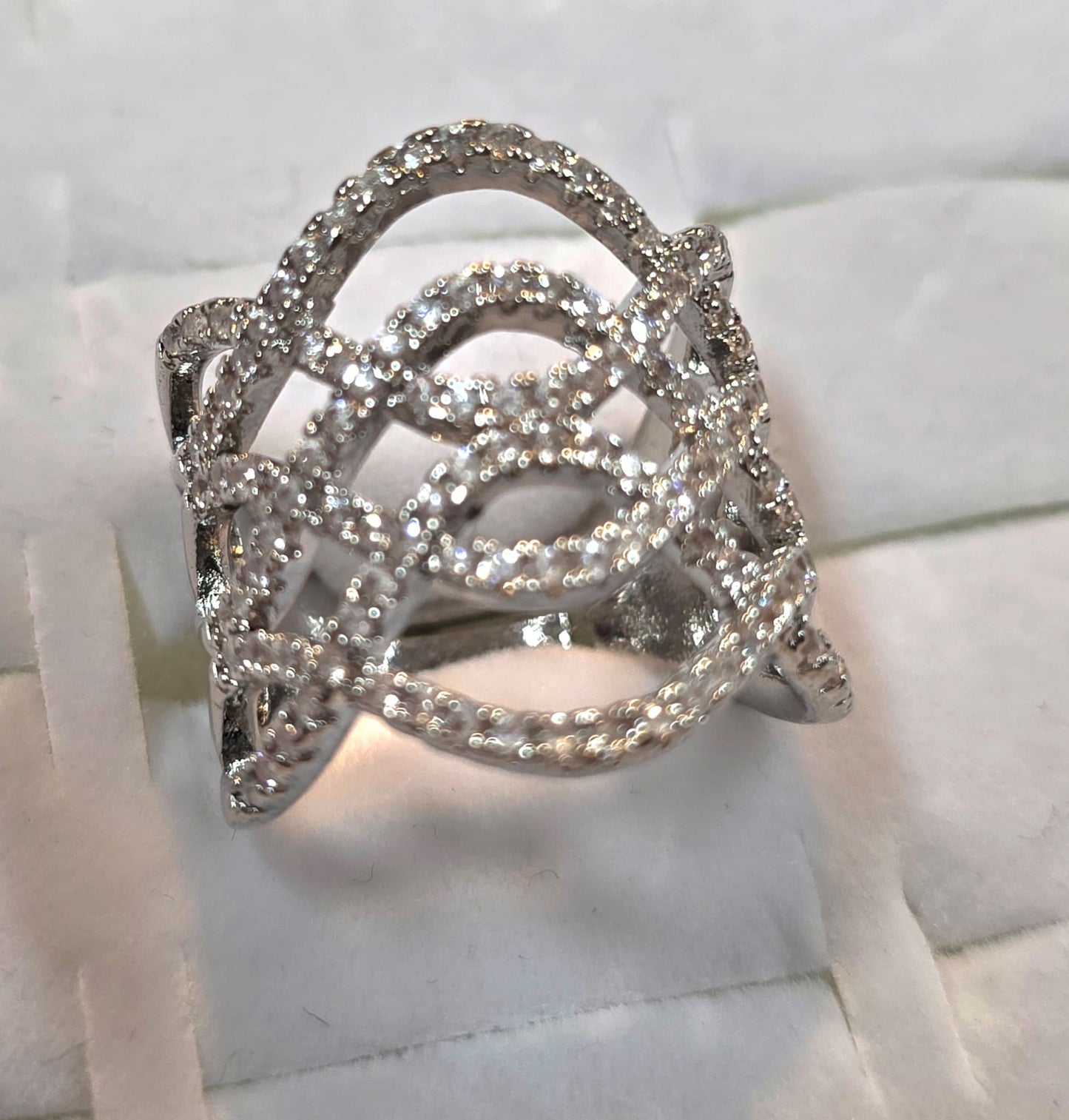 💎 Elegant Criss-Cross Sparkle Ring Adjustable