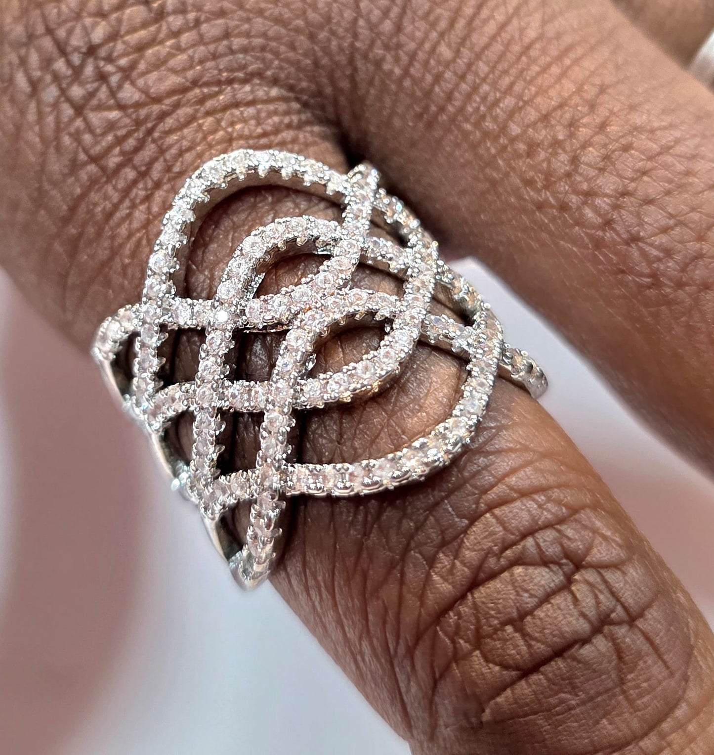 💎 Elegant Criss-Cross Sparkle Ring Adjustable