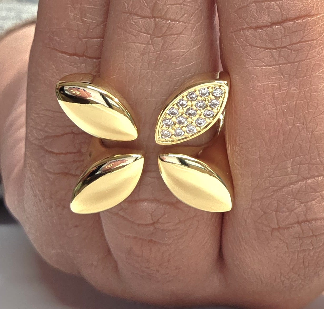 💍 Anillo Dorado Hoja Brillante – Adjustable